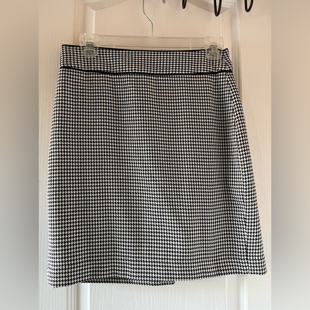 Banana Republic Black and White Houndstooth Skirt. Size 2P